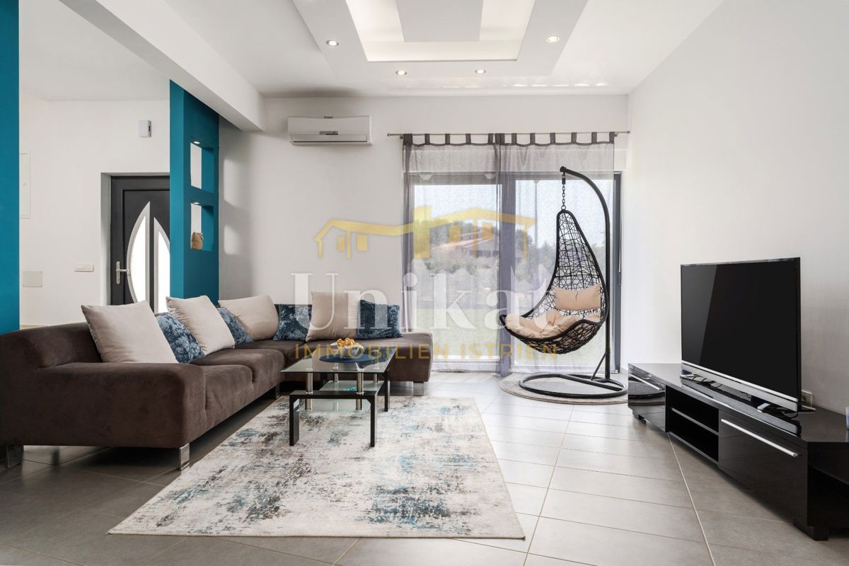 Moderna doppia villetta con piscina e vista mare